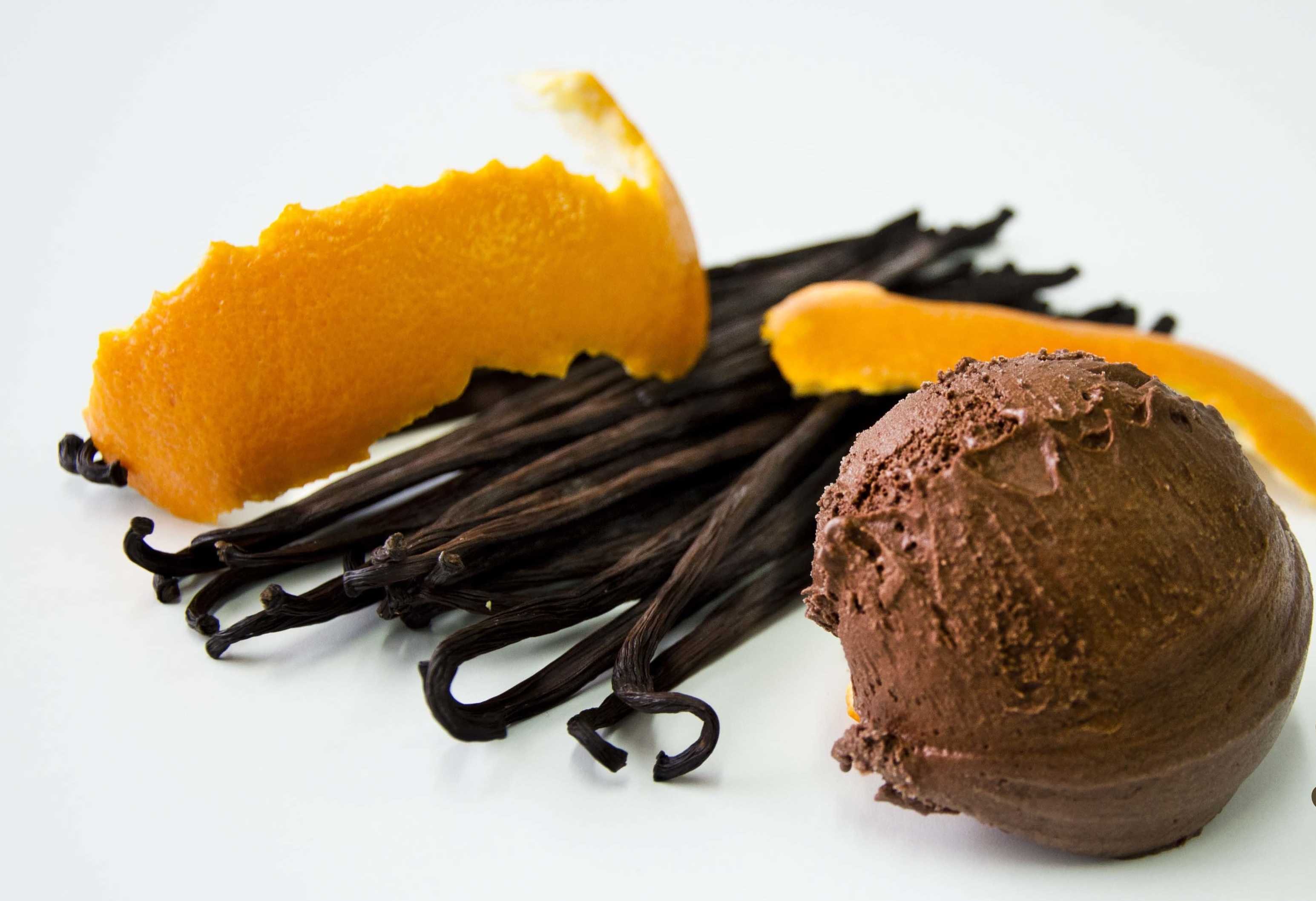 Helados gourmet: bola de chocolate con vainilla y piel de naranja