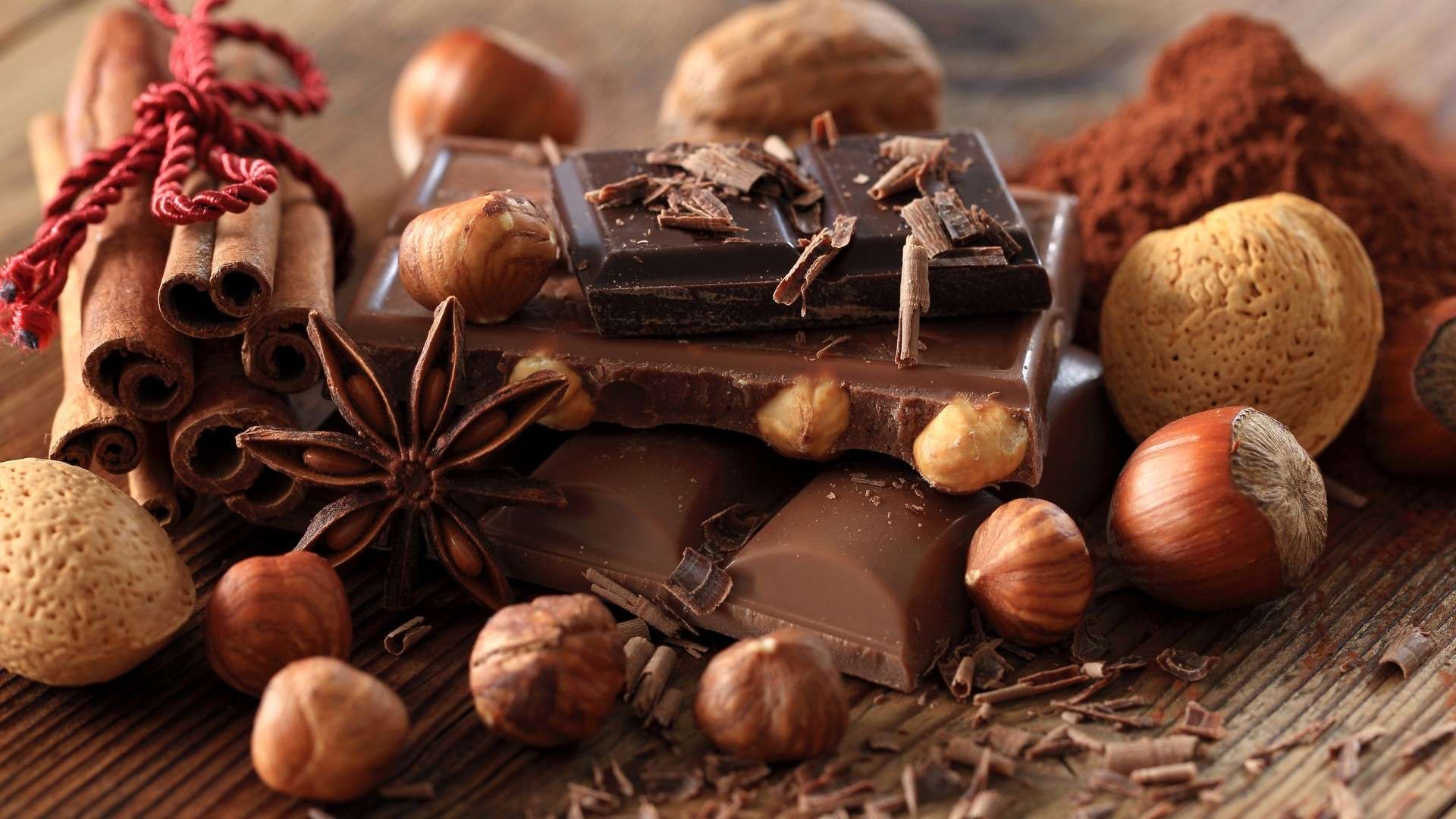 Chocolate en tableta con avellanas, canela y anís estrellado
