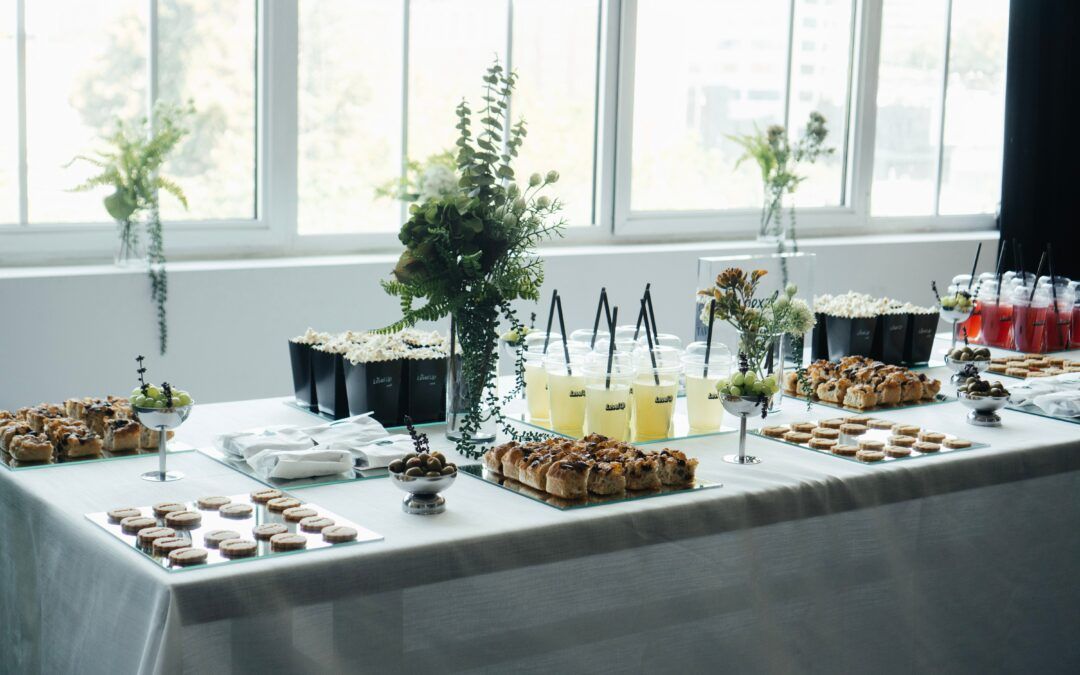 Cena de empresa con catering para plantillas grandes
