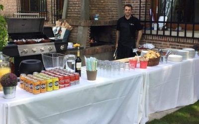 Guía para Organizar una Barbacoa a Domicilio Perfecta (con Parrillero Profesional)