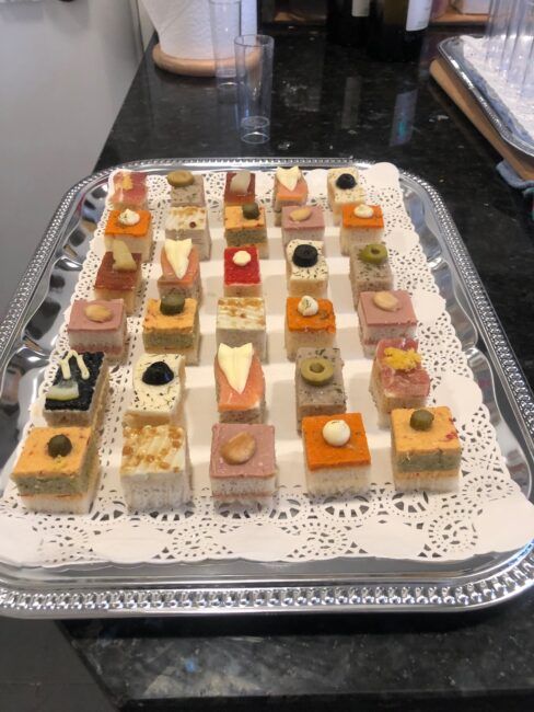 Bandeja de canapés variados por encargo para fiestas y catering a domicilio en Madrid