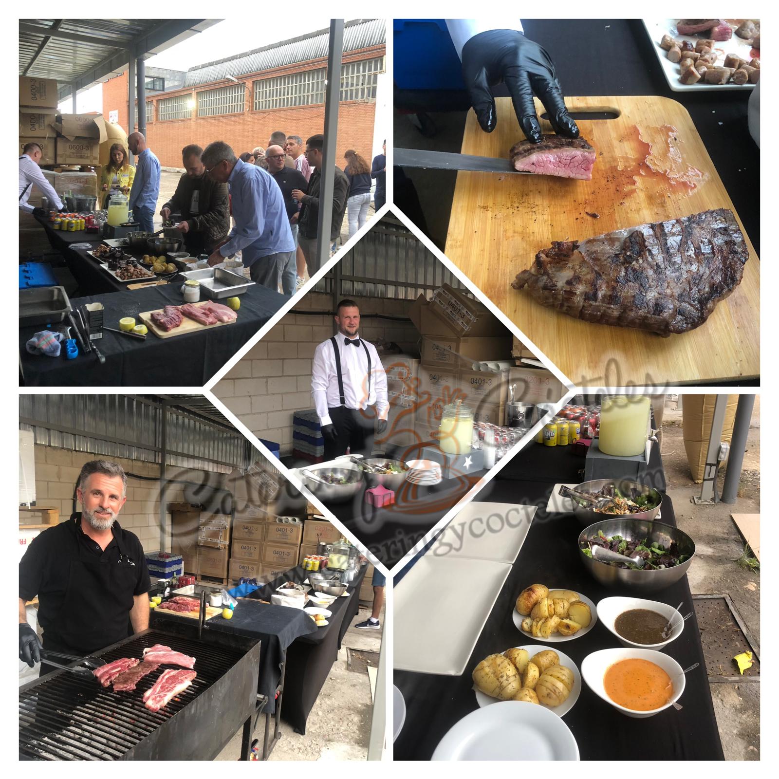 Parrillero profesional preparando carne a la brasa para servicio de barbacoa a domicilio en Madrid